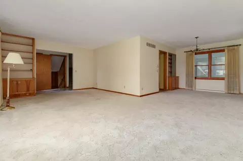 305 W B St, Delavan, IL 61734 photo 4