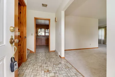 305 W B St, Delavan, IL 61734 photo 2
