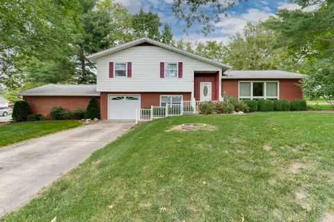 305 W B St, Delavan, IL 61734