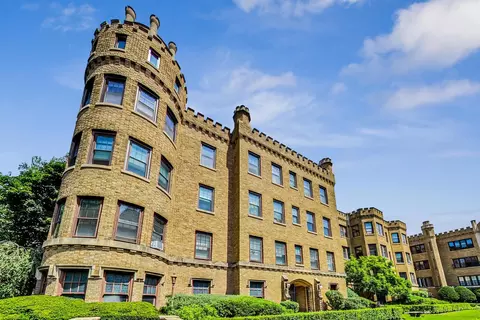 2452 W Greenleaf Ave #1, Chicago, IL 60645