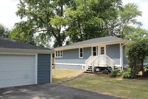 2503 S Vaupell Dr, Mchenry, IL 60051