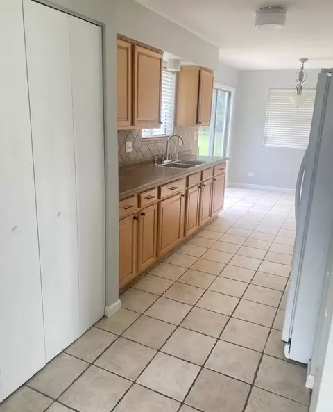 703 Mariner Ct, Elgin, IL 60120 photo 4