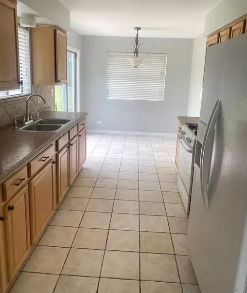 703 Mariner Ct, Elgin, IL 60120 photo 2