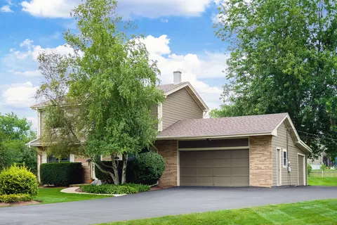 2215 Heathercliff Dr, Green Oaks, IL 60048