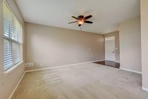 404 Blackstone Ave, Elgin, IL 60124 photo 5