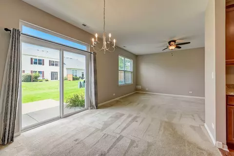 404 Blackstone Ave, Elgin, IL 60124 photo 4