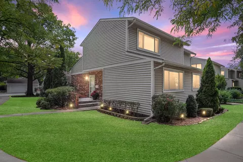 1 Wintergreen Ct, Woodridge, IL 60517
