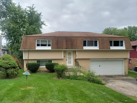 135 Hilltop Dr, Lake In The Hills, IL 60156