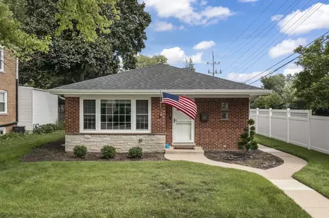 3 Elm St, Glenview, IL 60025