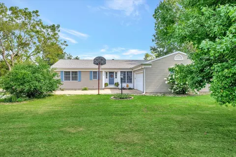 1109 Oak Run Rd, Mahomet, IL 61853