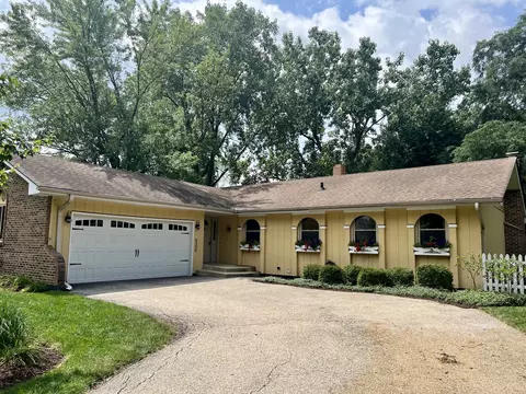 6 Wakefield Ln, Geneva, IL 60134