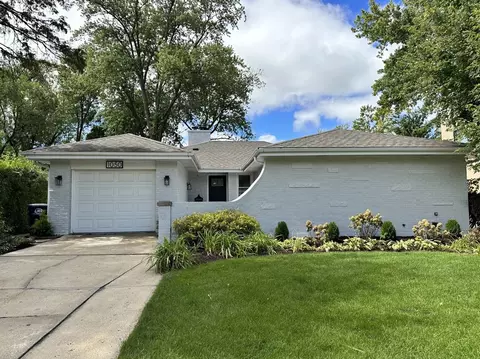 1050 Oxford Rd, Deerfield, IL 60015