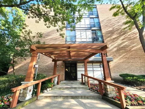 5820 Oakwood Dr #2F, Lisle, IL 60532