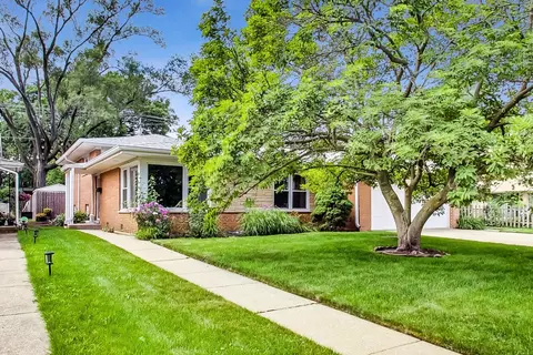 1904 Abbott Ct, Northfield, IL 60093