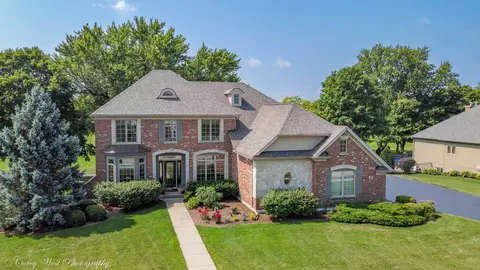214 Merry Oaks Dr, Sycamore, IL 60178