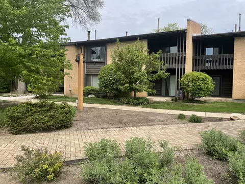 6147 Knoll Wood Ct #103, Willowbrook, IL 60527
