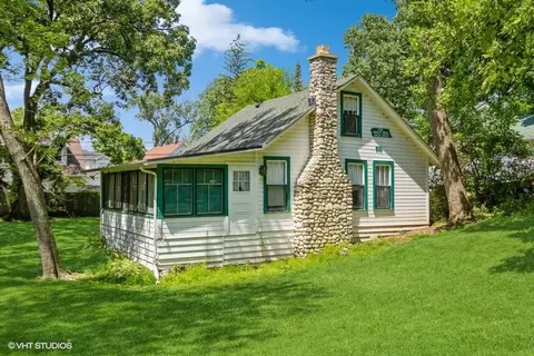 911 Monroe St, Wauconda, IL 60084