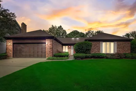 2192 N Charter Point Dr, Arlington Heights, IL 60004
