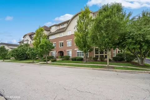200 N River Ln #201, Geneva, IL 60134
