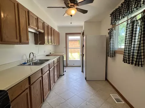 566 Green Dr, Wheeling, IL 60090 photo 4
