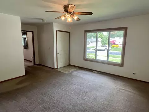 566 Green Dr, Wheeling, IL 60090 photo 3
