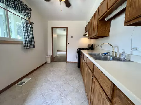 566 Green Dr, Wheeling, IL 60090 photo 5