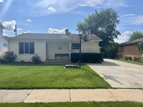566 Green Dr, Wheeling, IL 60090
