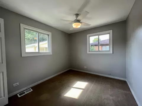 566 Green Dr, Wheeling, IL 60090 photo 9