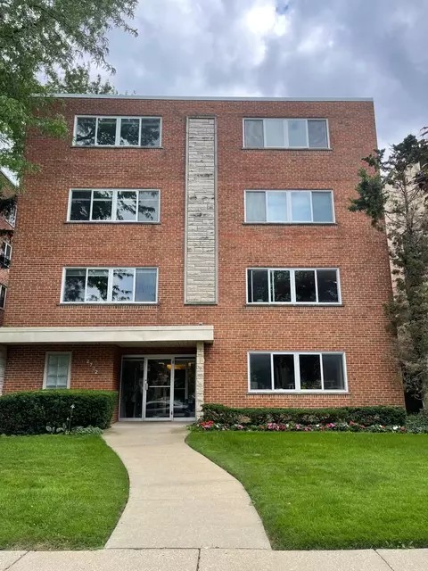 2722 Central St #3E, Evanston, IL 60201