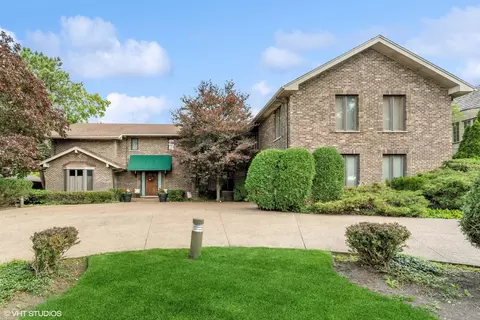 3744 Whirlaway Dr, Northbrook, IL 60062