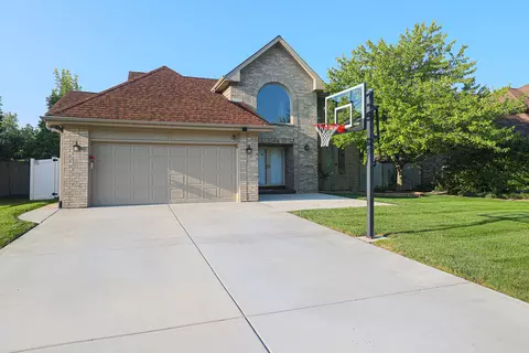 860 Kent Cir, Bartlett, IL 60103