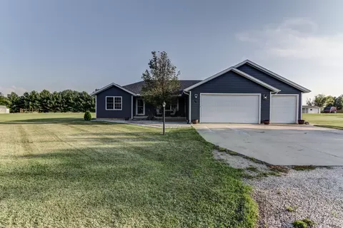 39 S Shores Dr, Sullivan, IL 61951