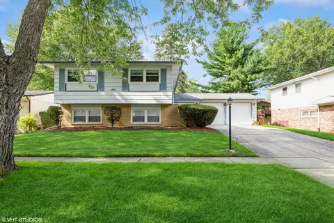 805 W Palm Dr, Glenwood, IL 60425