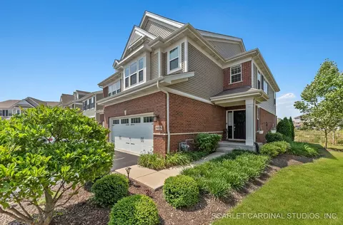 915 Paisley Ln, Naperville, IL 60540
