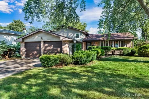 945 Abbington Dr, Crystal Lake, IL 60014