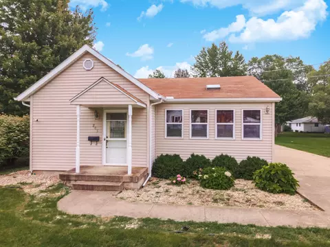 205 N 8th St, Fairbury, IL 61739