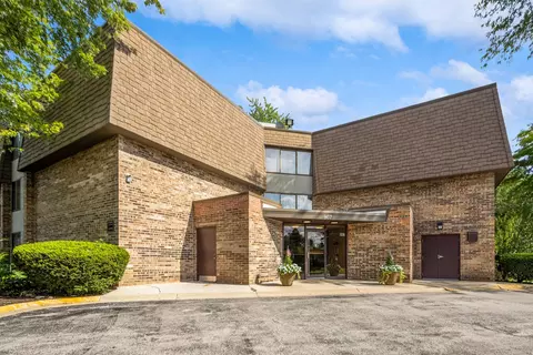 907 S Williams St #203, Westmont, IL 60559