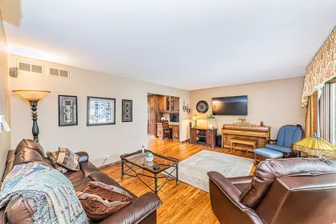 6483 Cape Cod Ct, Lisle, IL 60532 photo 3