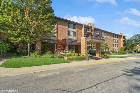 201 Lake Hinsdale Dr #211, Willowbrook, IL 60527