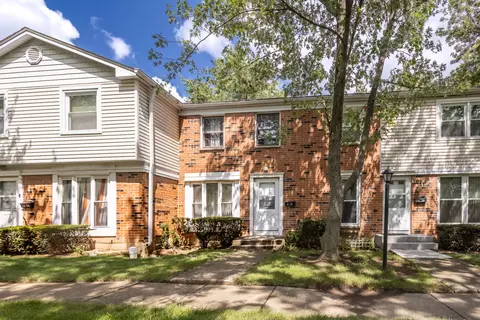 2075 Essex Ct, Streamwood, IL 60107