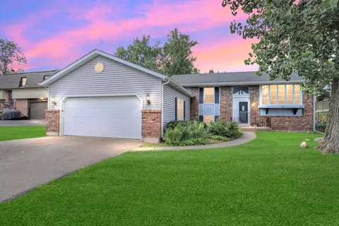 142 Hilltop Dr, Lake In The Hills, IL 60156