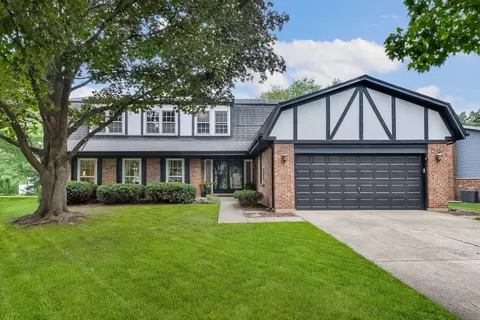 550 Carlisle Ct, Glen Ellyn, IL 60137