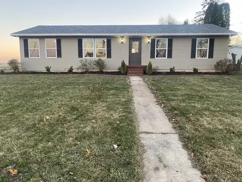 310 E Papineau St, Saint Anne, IL 60964