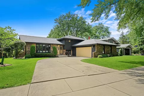 8360 Mending Wall Dr, Woodridge, IL 60517