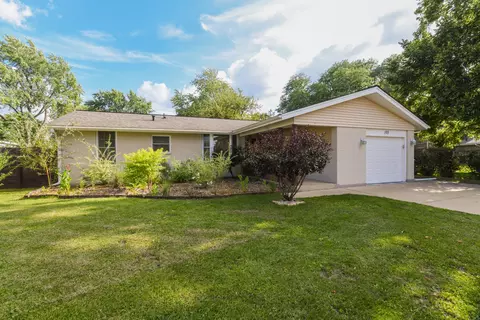 105 Oakton St, Elk Grove Village, IL 60007