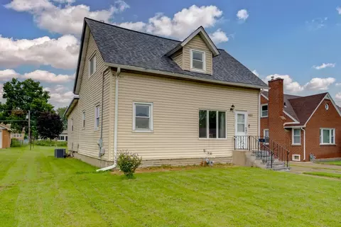 922 Mountain St, Aurora, IL 60505
