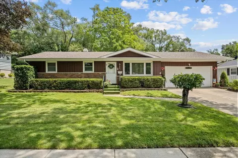 315 Pleasant Dr, South Elgin, IL 60177