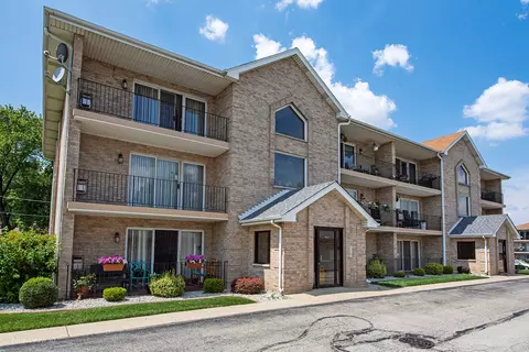 7808 Amelia Ct #2B, Justice, IL 60458