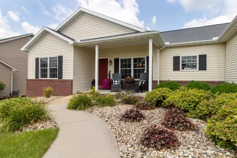206 White Tail St, Hudson, IL 61748
