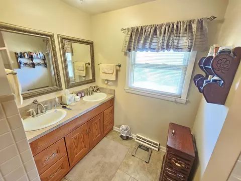 899 Diane Ave, Elgin, IL 60123 photo 11